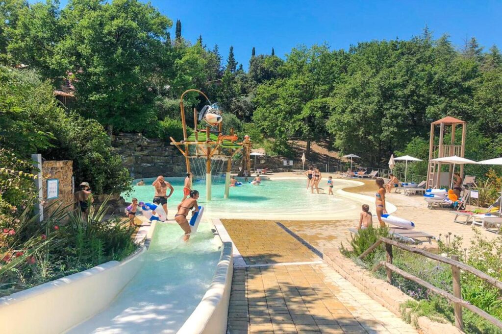 Het waterpark van Vallicella glamping resort in toscane