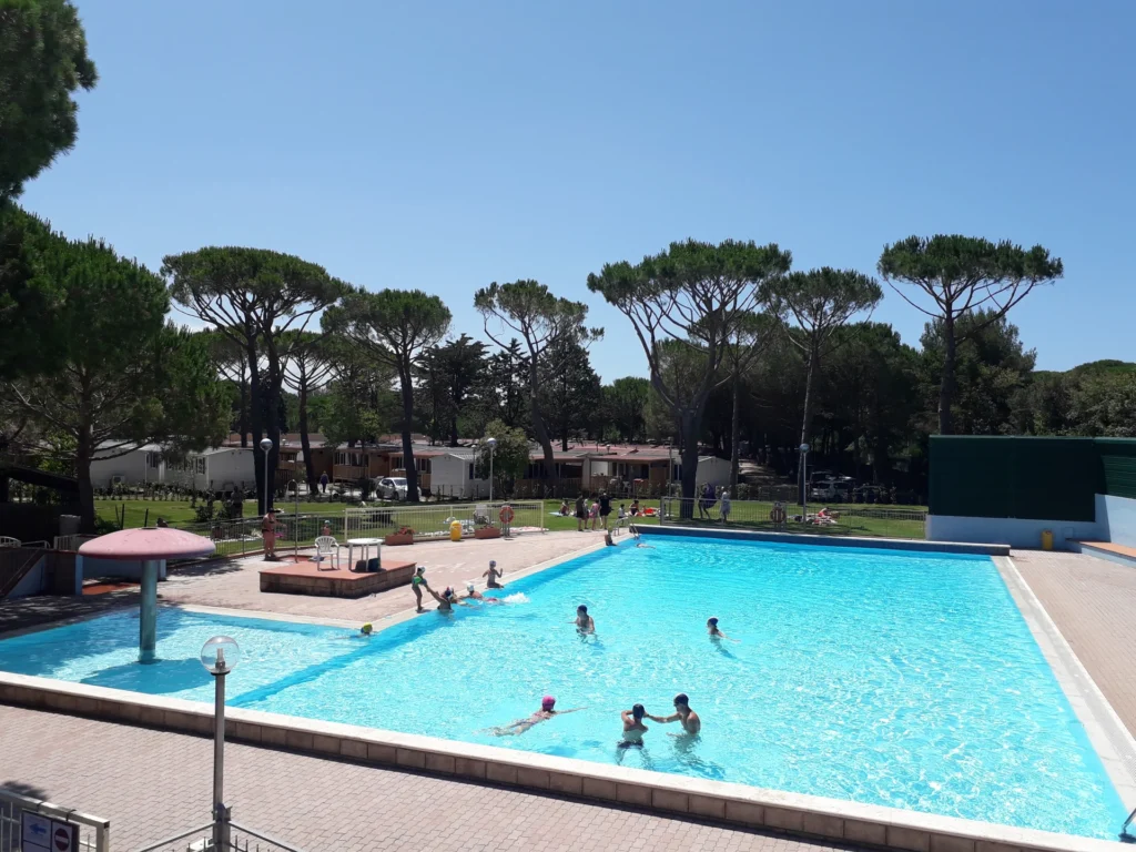 zwembad header van camping del forte in toscane