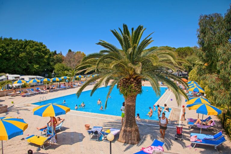 Het zwembad van camping mareblu in toscane