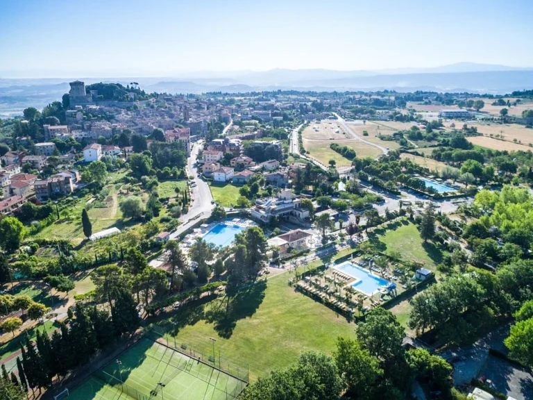 Camping Parco Delle Piscine in Toscane de droneview zicht van de camping