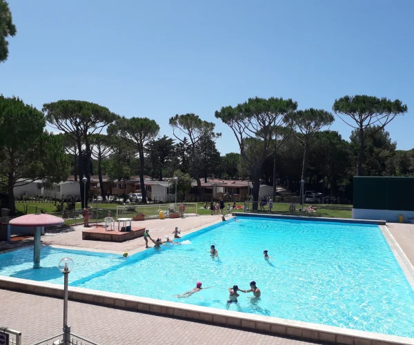 zwembad header van camping del forte in toscane