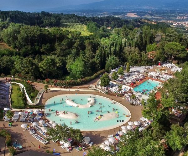 De zwembaden van Camping Hu Norcenni Girasole Village in Toscane