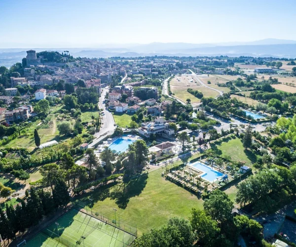 Camping Parco Delle Piscine in Toscane de droneview zicht van de camping