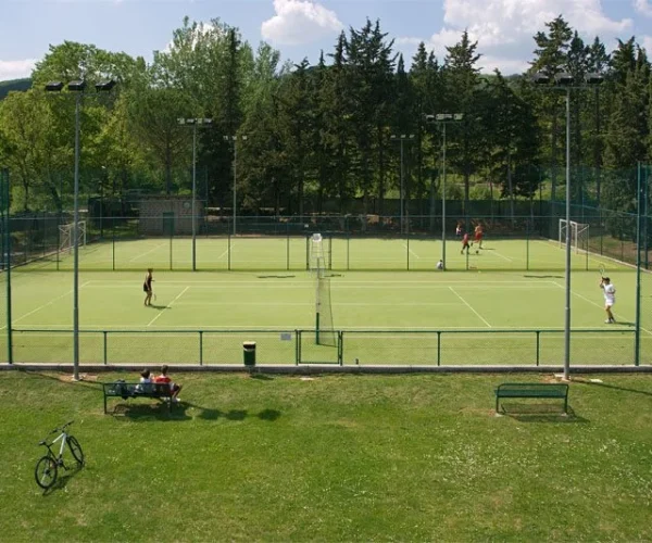 Camping Parco Delle Piscine in Toscane bij de tennisbaan en voetbal veld van de camping