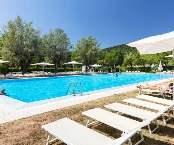 Camping Parco Delle Piscine in Toscane bij het zwembad met zwembadbedjes