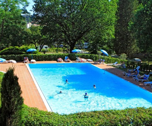 Het zwembad van camping siena colleverde in toscane vlakbij het centrum van siena