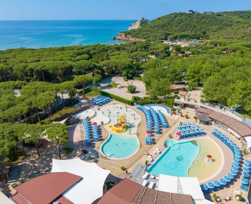 Het zwembad van camping village baia azzura in toscane