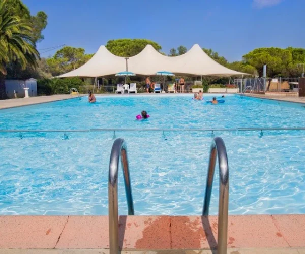 Toscana Bella Camping Village in Toscane bij het zwembad met kinderbad eraan