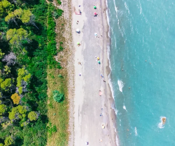 Toscana Bella Camping Village in Toscane droneview van het strand en de kust dicht bij de camping